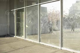 Suciedad costante en superficies como vidrios , vitrinas y espejos