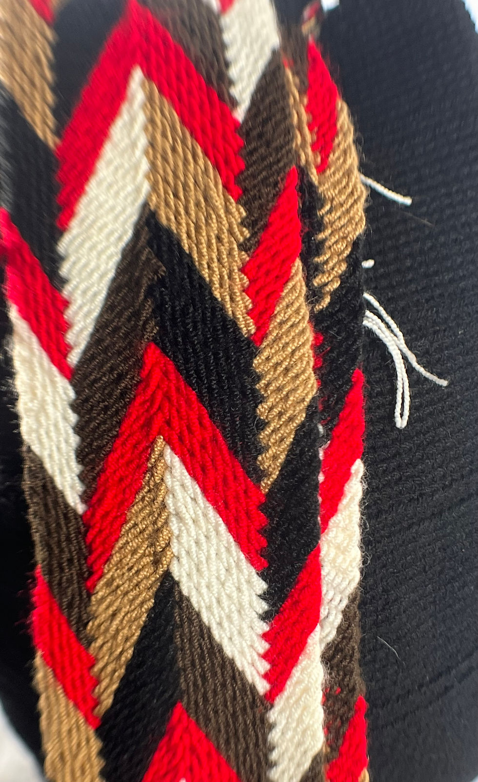 Miniatura: Bolso Wayuu Hecho a Mano (Mochila) Negro Sólido/Rojo Grande