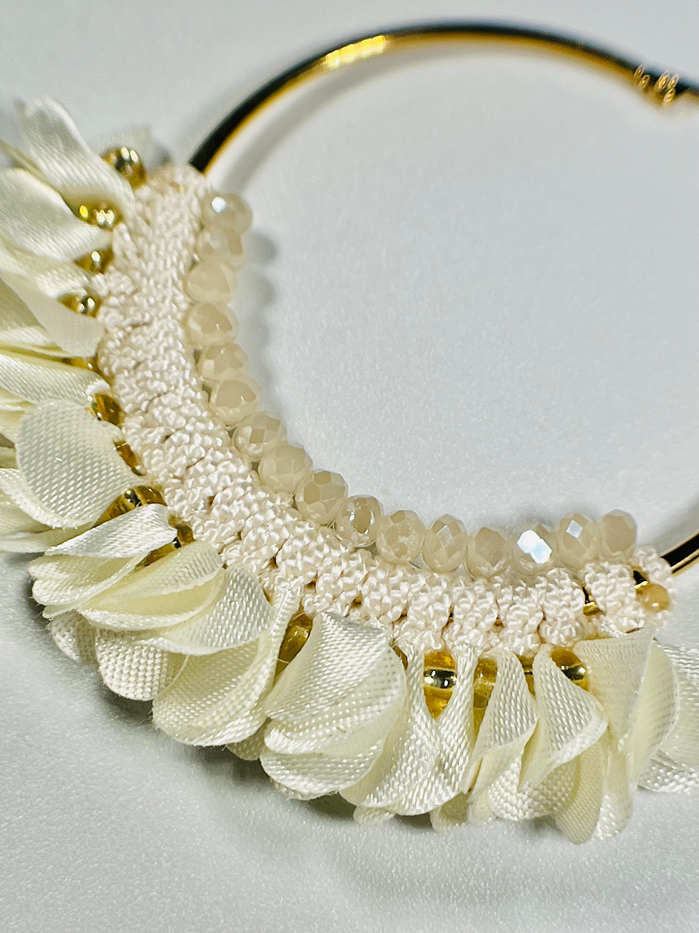 Miniatura: Pendientes de aros grandes, de acero dorado con pétalos en color beige