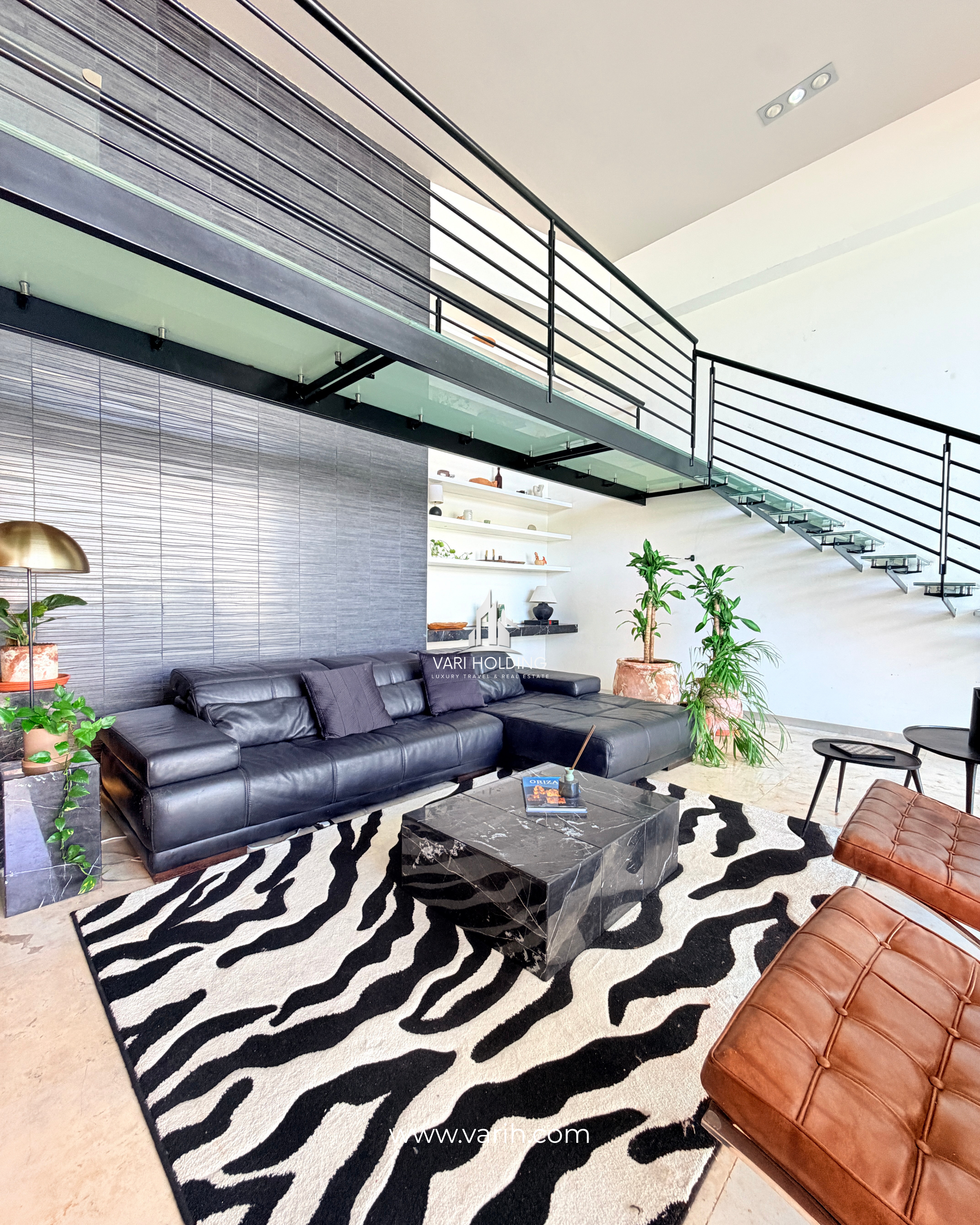 Sala de planta baja con sillones en loft de Residencial del Mar, Cancún