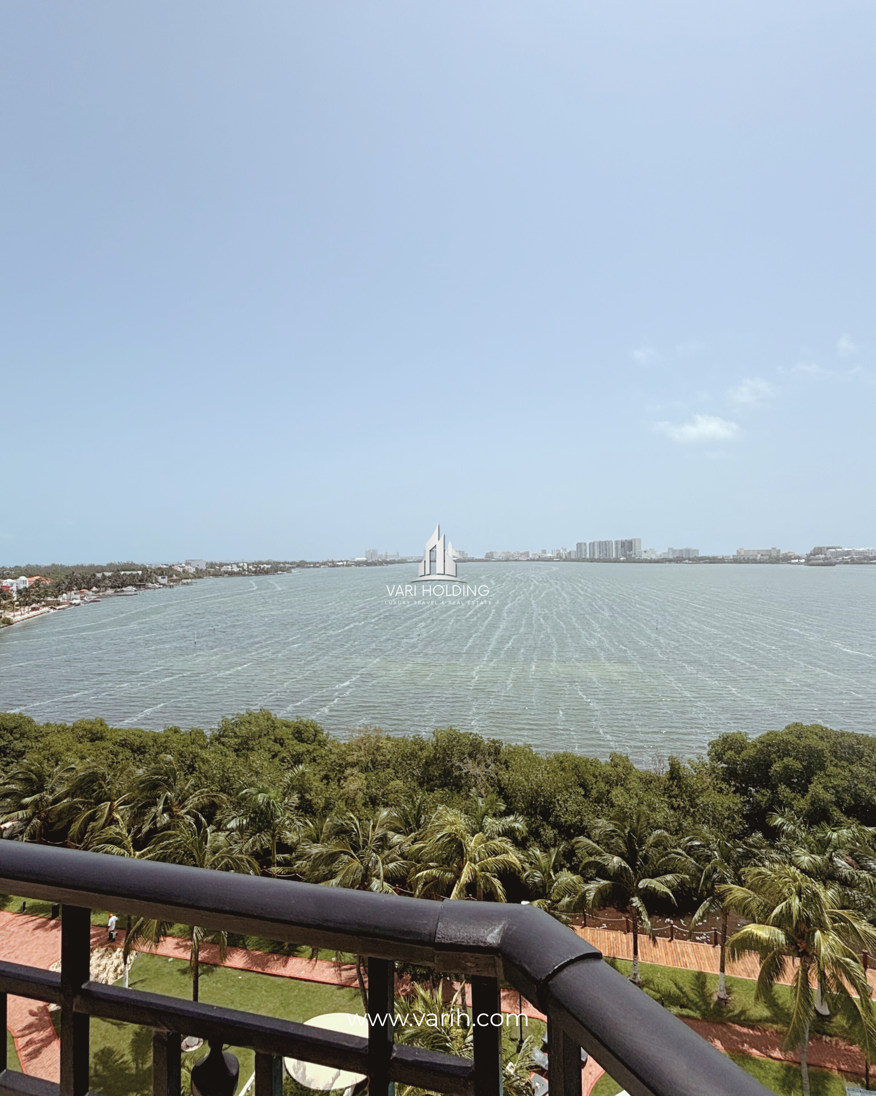 Vista abierta a la laguna desde la terraza de Punta Dorada en Isla Dorada, Cancún