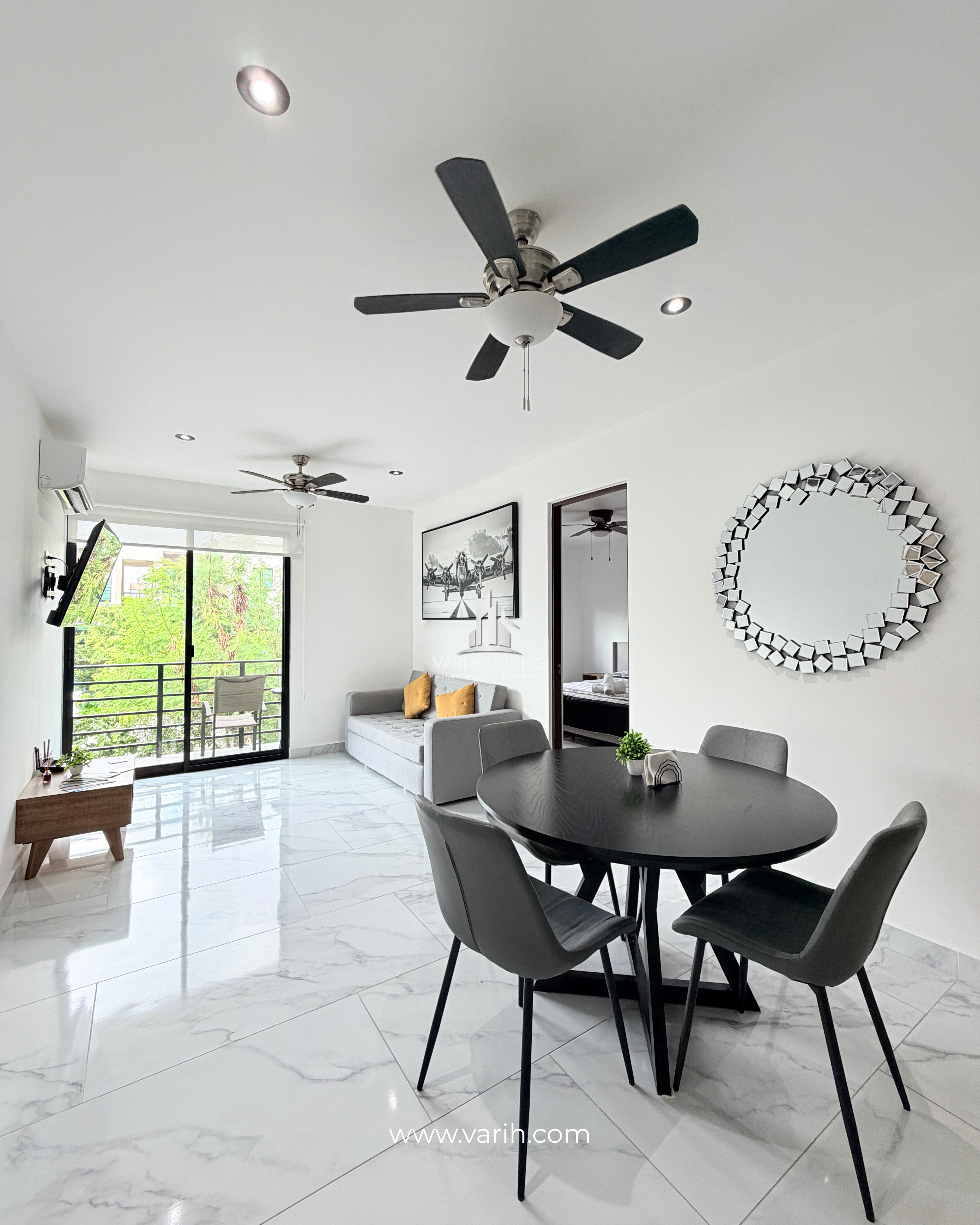 Sala y comedor amueblados con acceso a terraza en Ombú Apartments, Cancún
