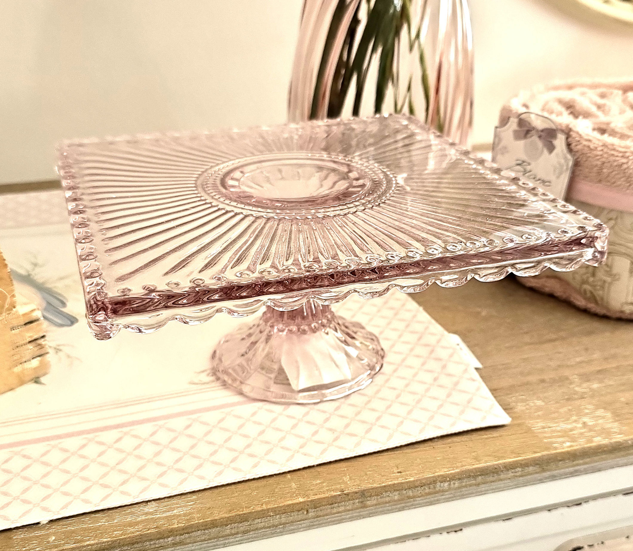 Alzatina quadrata in vetro rosa