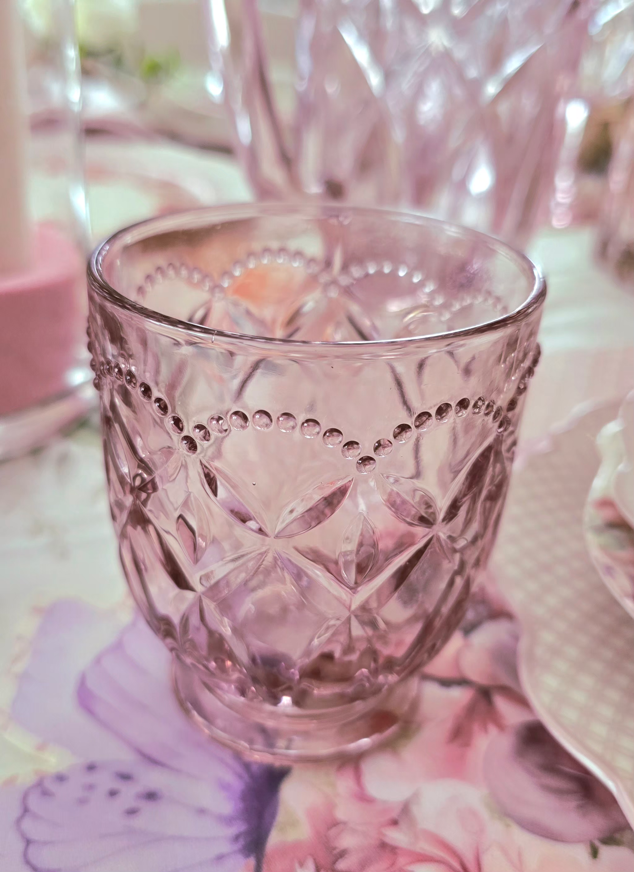 Bicchiere in vetro rosa decorato