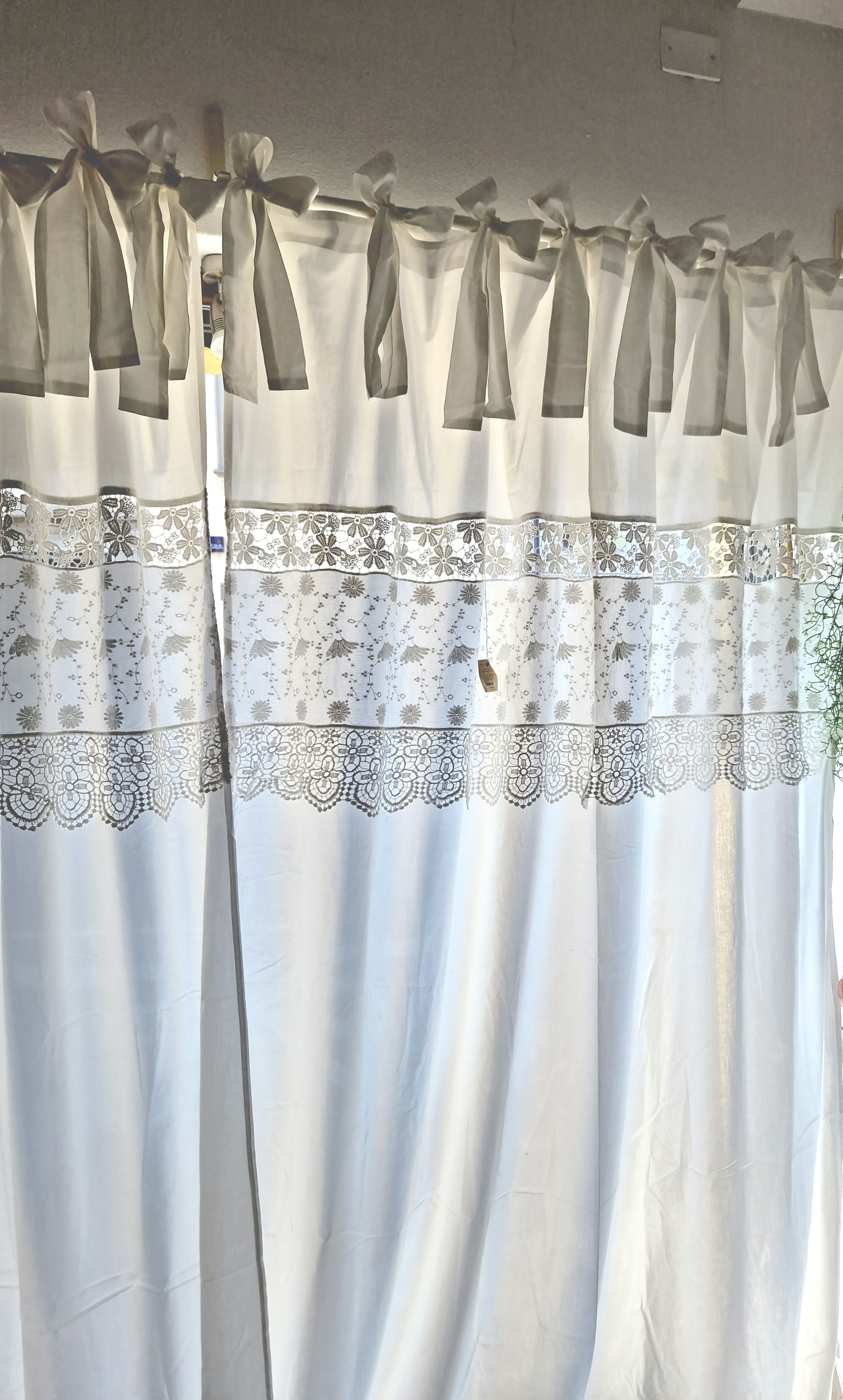 Tenda in cotone con inserti in pizzo e ricami 