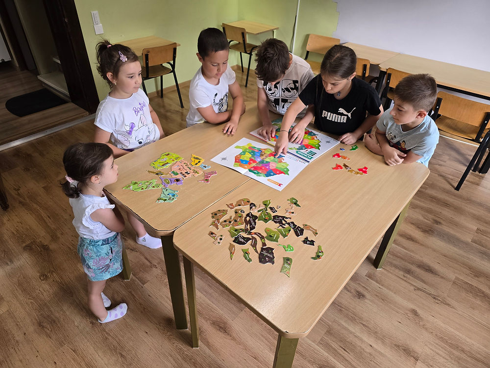 Copii jucând un joc de societate la After School