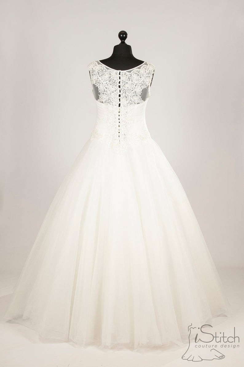 Thumbnail: Tulle Layered Wedding Dress 'Isabella' - Size 16