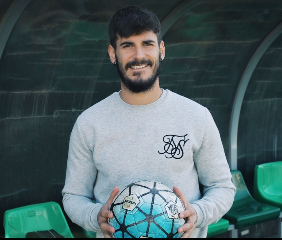 Imagen: Joan Oriol, en el césped del Nuevo Estadio Municipal de Cornellá - Dani Guillén