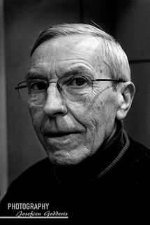 Indringend close-upportret van een man met een intense blik, gefotografeerd met een klassieke zwart-wit uitstraling.