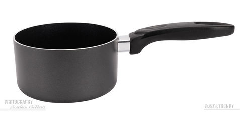 Packshot van een zwart melkpannetje van Cosy&Trendy.