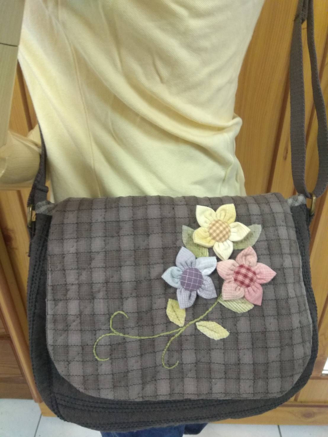 唯美三朵花袋蓋拼布斜背包