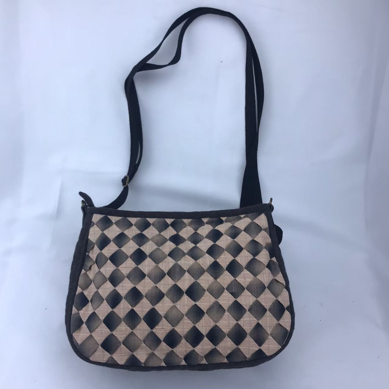 閃色編織棱格拼布斜背包