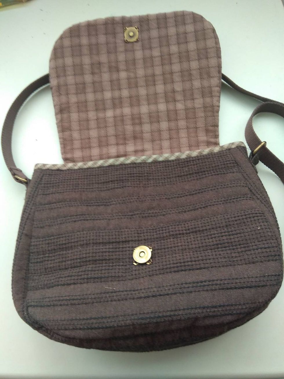 縮圖：唯美三朵花袋蓋拼布斜背包