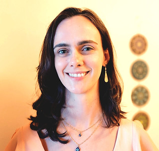 Mulher sorrindo com mandalas atrás