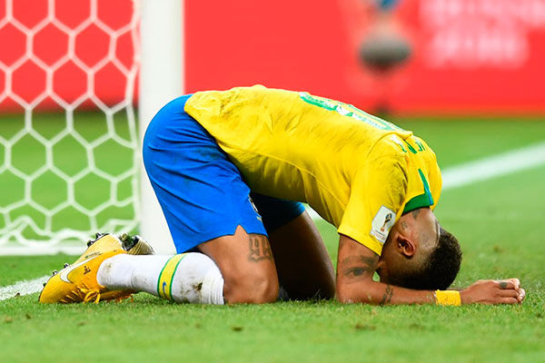 Neymar com a camisa da seleção brasileira