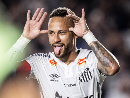 Neymar com a camisa do Santos