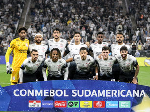 Elenco do Corinthians posando para foto antes do confronto contra o Racing-URU na Copa Sul-Americana