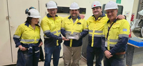 Equipo de Hualilán con la primera producción de doré.