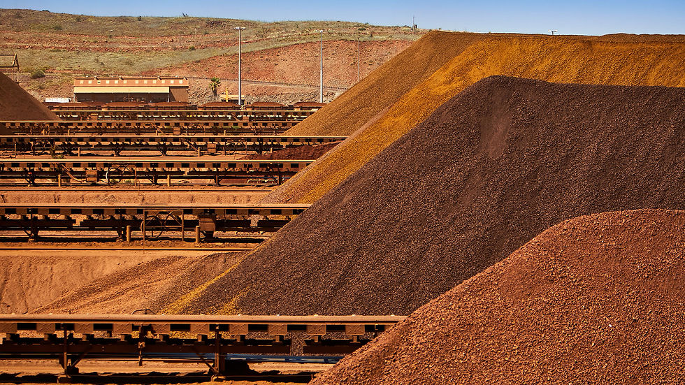 Pilas de mineral de hierro en Cape Lambert, Pilbara, Australia.