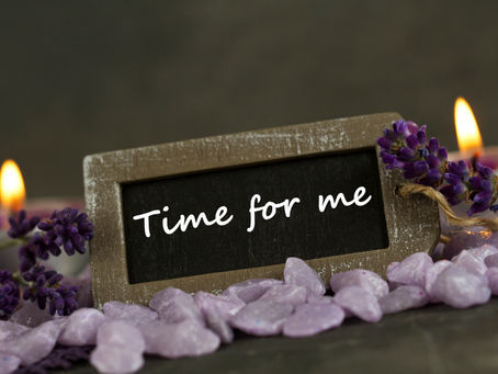 Petite photo illustrant une pause détente dans une ambiance apaisante inspiration calme et méditation, pierres et bougies