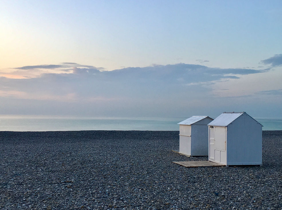 Plage de Normandie, plage de galets noirs, cabanon de plage
