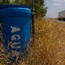 Desaparecen toneles con agua para migrantes en Texas