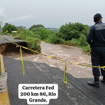 Cerrado el paso en la Carretera Federal 200 a la altura de Puente Mancuernas
