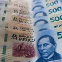 El peso afloja el piso de los 17 y cotiza hasta en 16.83 por dólar