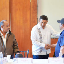 Entrega Coatlán carta para la reconciliación que facilitará terminar con carretera a la Costa