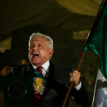 AMLO da Grito de Independencia: ¡Vivan nuestros hermanos migrantes!