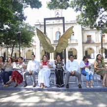 Devela Salomón Jara la escultura monumental Alas de México en el zócalo