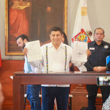 Firma Salomón Jara promulgación de la Ley de Revocación de Mandato en Oaxaca