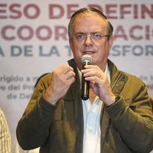 Ebrard llama a unirse contra racismo de gobernador de Texas