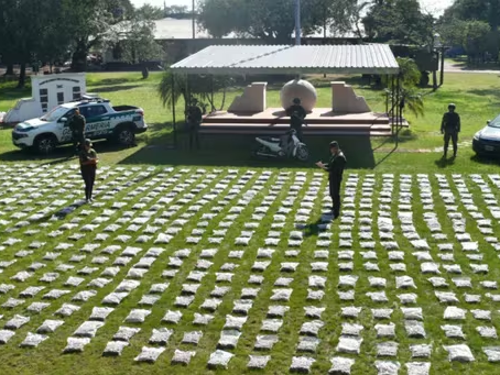 Gendarmería detuvo a una mujer en moto que confesó haberse desprendido de más de 796 kilos de cogollos de marihuana en Formosa