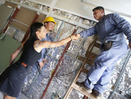 Mayra recorrió la reanudación de las obras del CDI de Ezpeleta y anunció su finalización con fondos municipales a los vecinos y vecinas