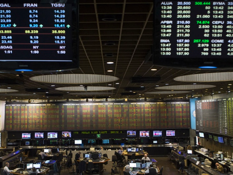 Los dólares bursátiles bajaron 2,8%, la bolsa subió 3,99% y los bonos en dólares cayeron US$3,5