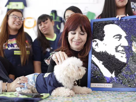 Con el traje de líder del PJ, Cristina Kirchner realizó una recorrida por Lomas y destacó a la primera diputada cartonera