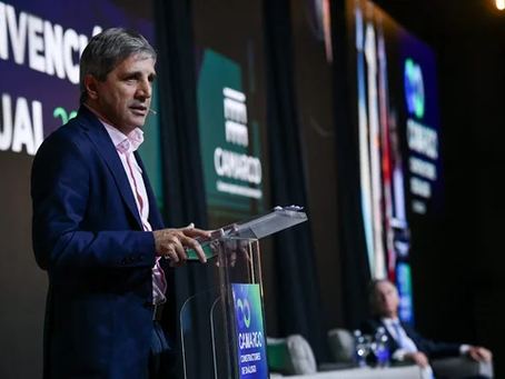 Caputo confirmó que desde septiembre baja 10 puntos el impuesto PAÍS que habían aumentado ellos mismos