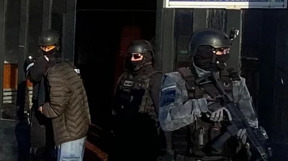 Con un amplio operativo trasladan a un joven que tenía pedido de captura en Córdoba y fue detenido en Santa Fe