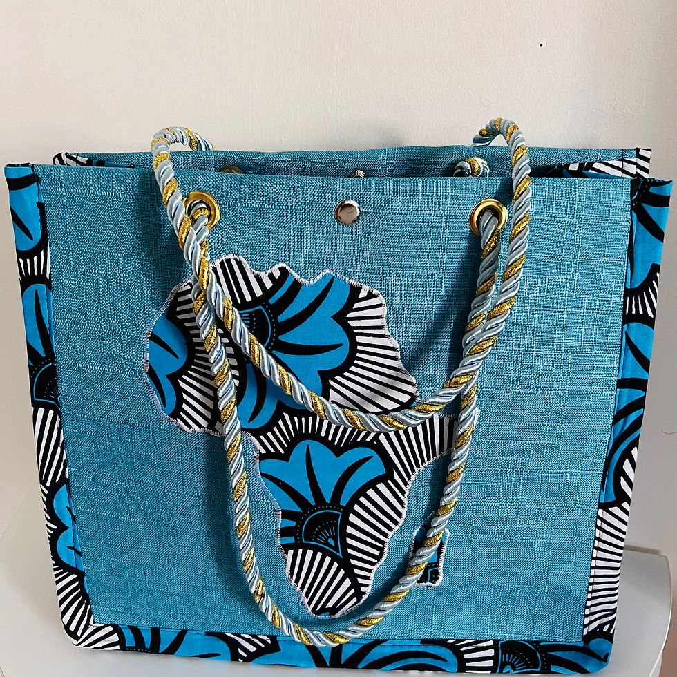 Sac cabas bleu en tissu wax avec carte de l'Afrique en noir et blanc, anses torsadées dorées et bleues, bordures imprimées