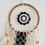 Miniature : Attrape-rêves artisanal avec cercle en corde, perles en bois, plumes blanches et macramé noir et beige