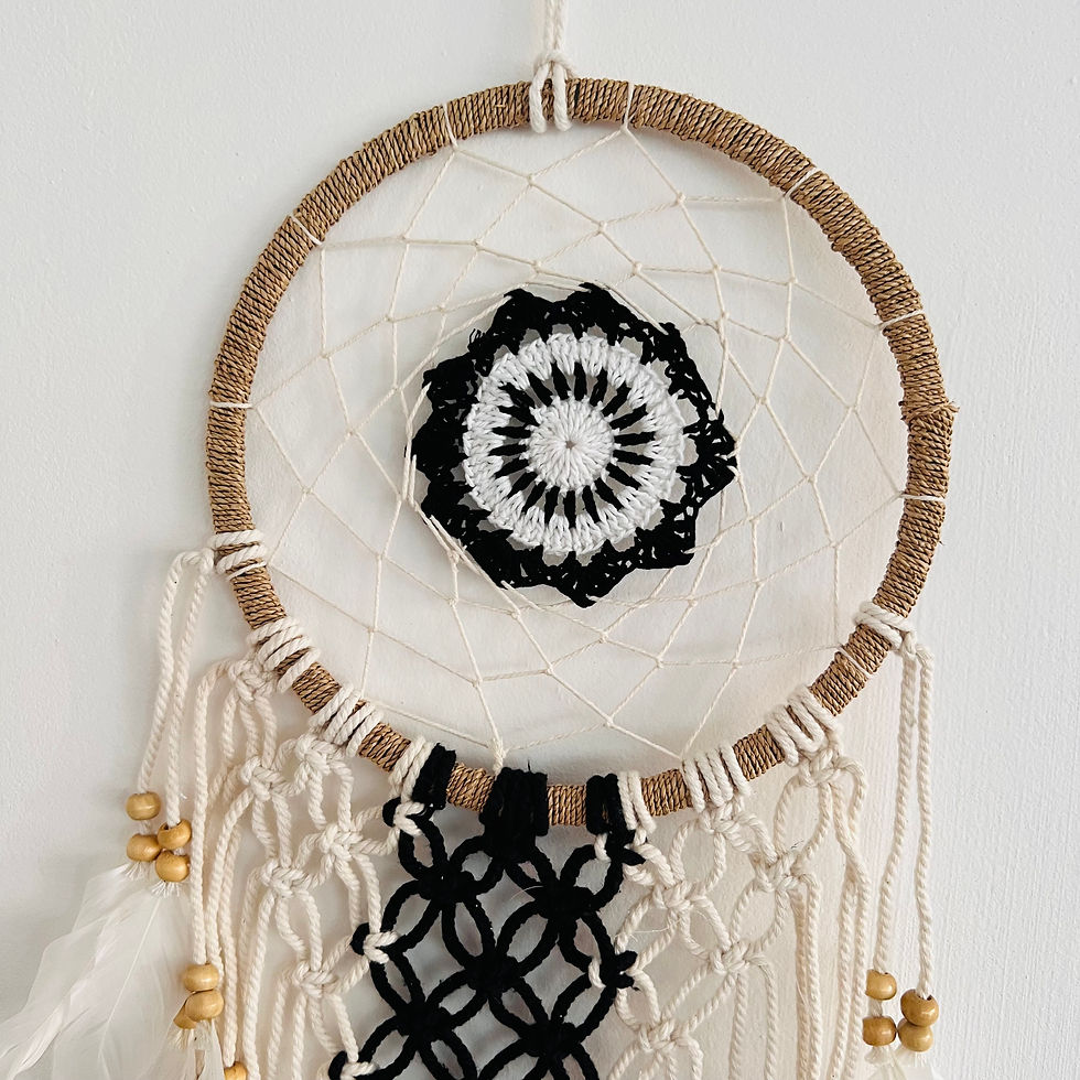 Attrape-rêves artisanal avec cercle en corde, perles en bois, plumes blanches et macramé noir et beige