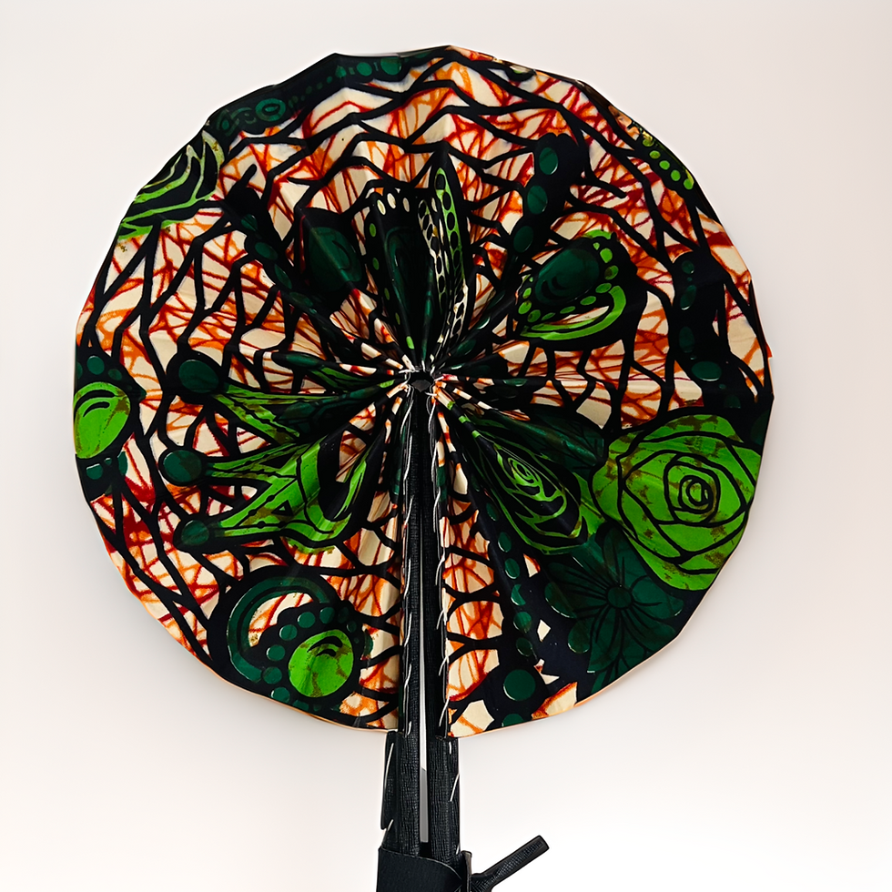 Miniature : Éventail africain pliable en tissu wax coloré avec motifs traditionnels, poignée en bois naturel.