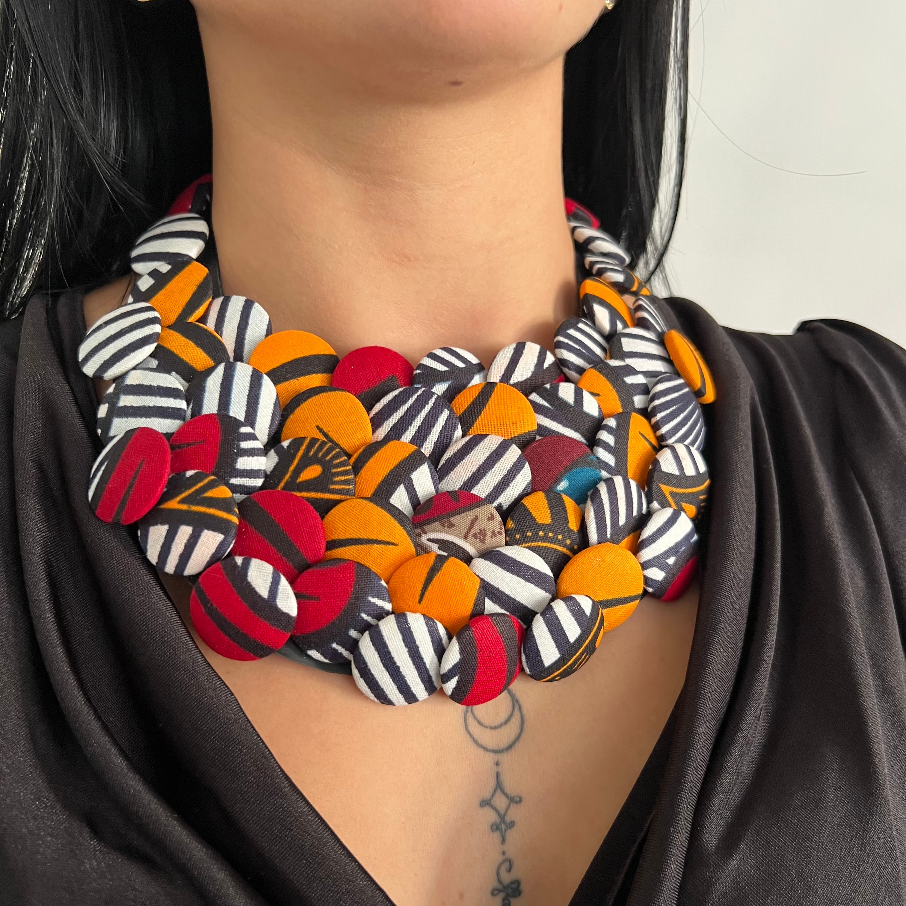 Collier multi-rangs coloré en boutons tissu fait main