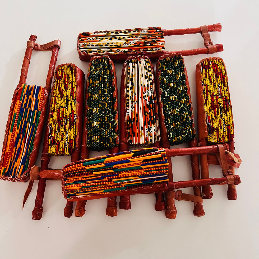 Miniature : Petit éventail pour enfants en tissu wax africain coloré, manche en bois sécurisé, idéal pour les petites mains.