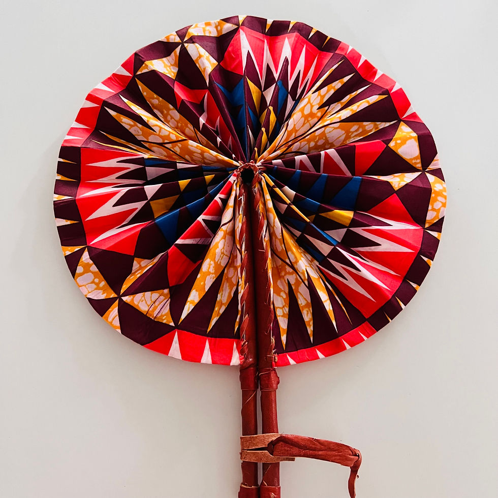 Petit éventail pour enfants en tissu wax africain coloré, manche en bois sécurisé, idéal pour les petites mains.