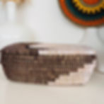 Boîte à mouchoirs rectangulaire en osier de couleur naturelle avec motifs marron et blanc, vue avec plusieurs cadres emboîtés