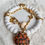 Miniature : Collier en perles blanches avec pendentifs en véritables coquillages, en acier inoxydable. Élégance et naturel réunis, parfai