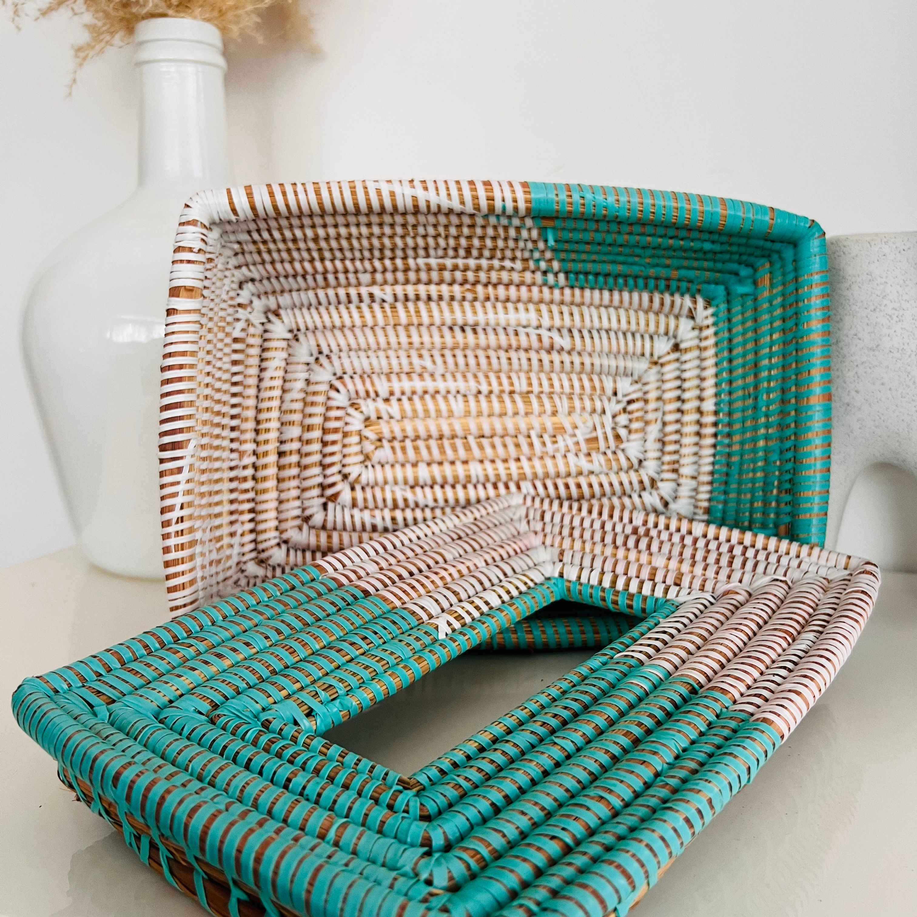 boîte à mouchoirs en osier tissée à la main avec des bandes turquoise et naturelles, montrant un motif complexe et une couleu