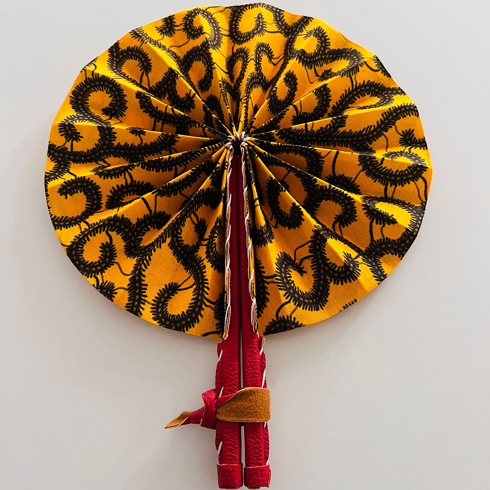 Petit éventail pour enfants en tissu wax africain coloré, manche en bois sécurisé, idéal pour les petites mains.